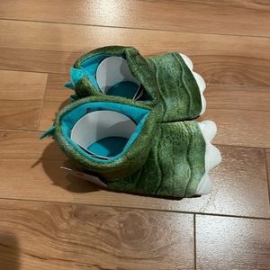 FREE WITH BUNDLE⭐️Cat & Jack toddler dinosaur slippers 12-24 months NWT